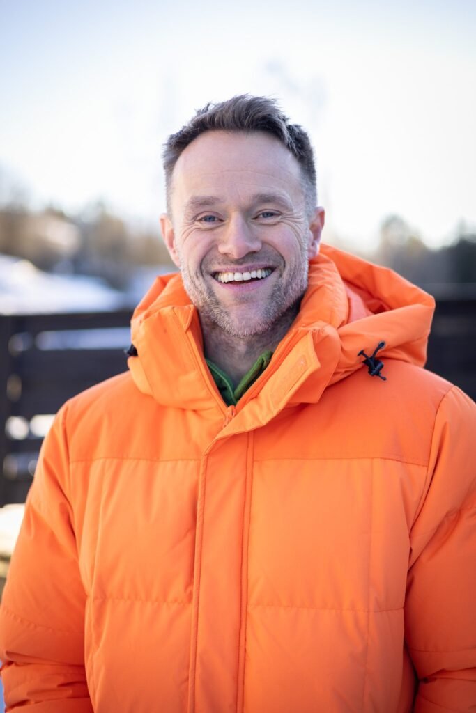 jarle i oransje jakke mobil.jpg